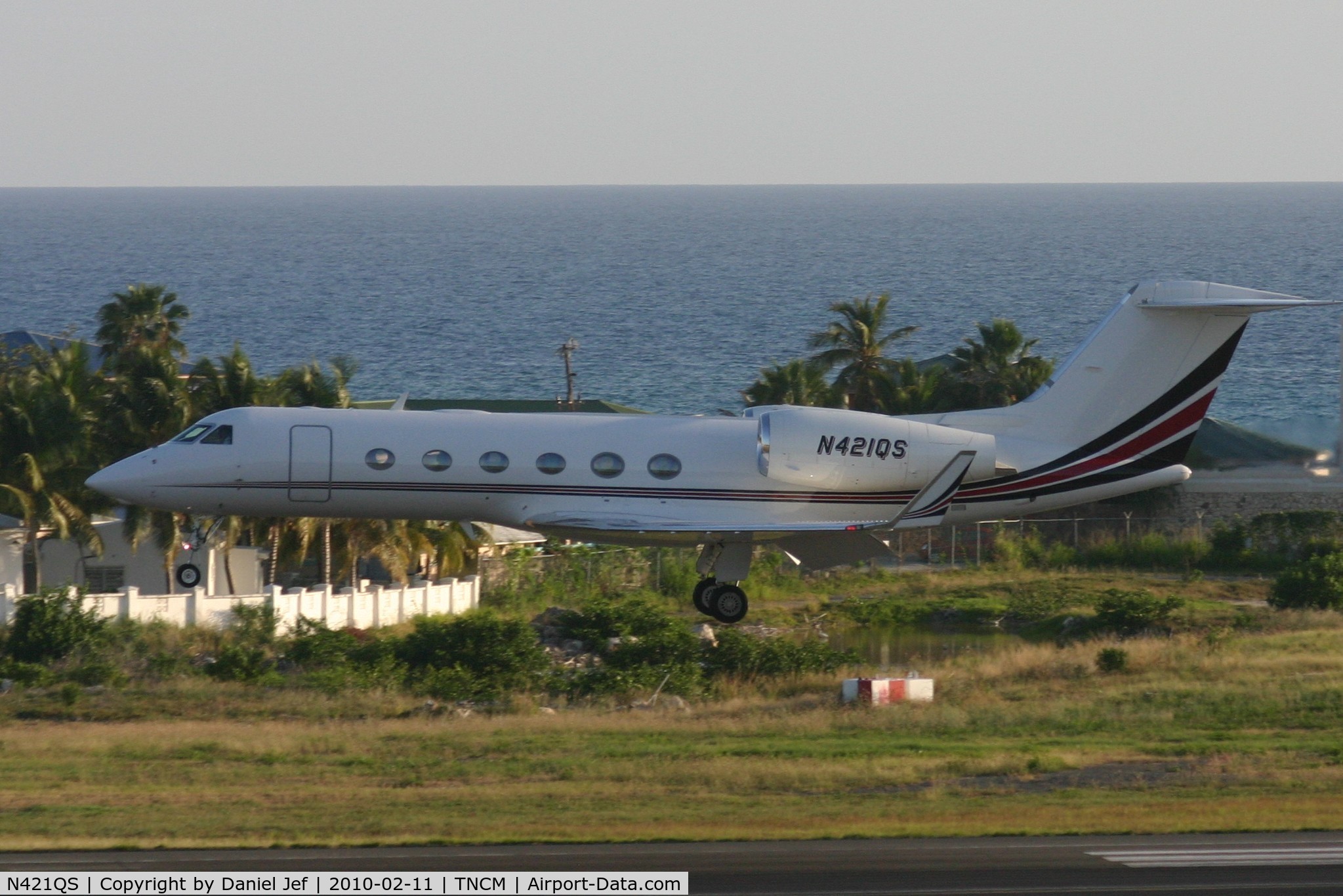 N421QS, 2008 Gulfstream Aerospace GIV-X (G450) C/N 4114, N421QS landing at TNCM runway 10