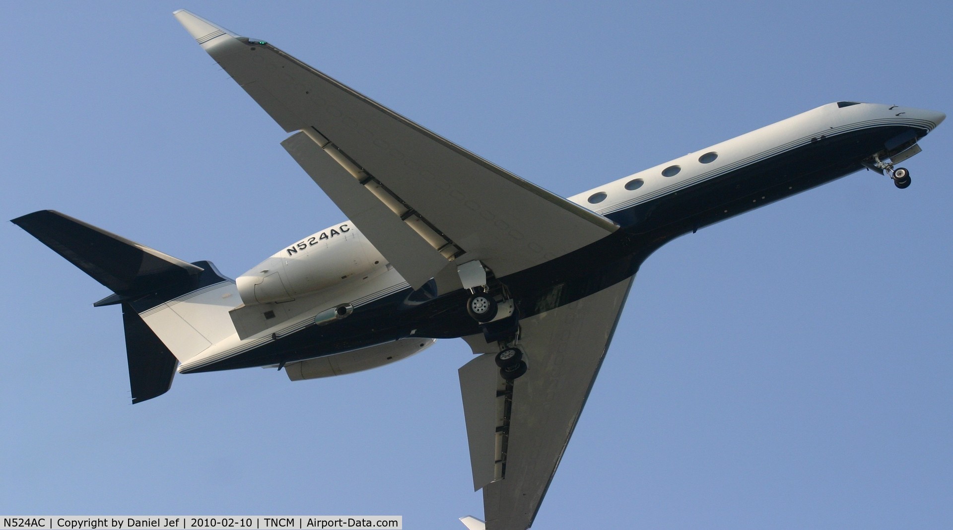 N524AC, 2002 Gulfstream Aerospace G-V C/N 686, N524AC departing TNCM