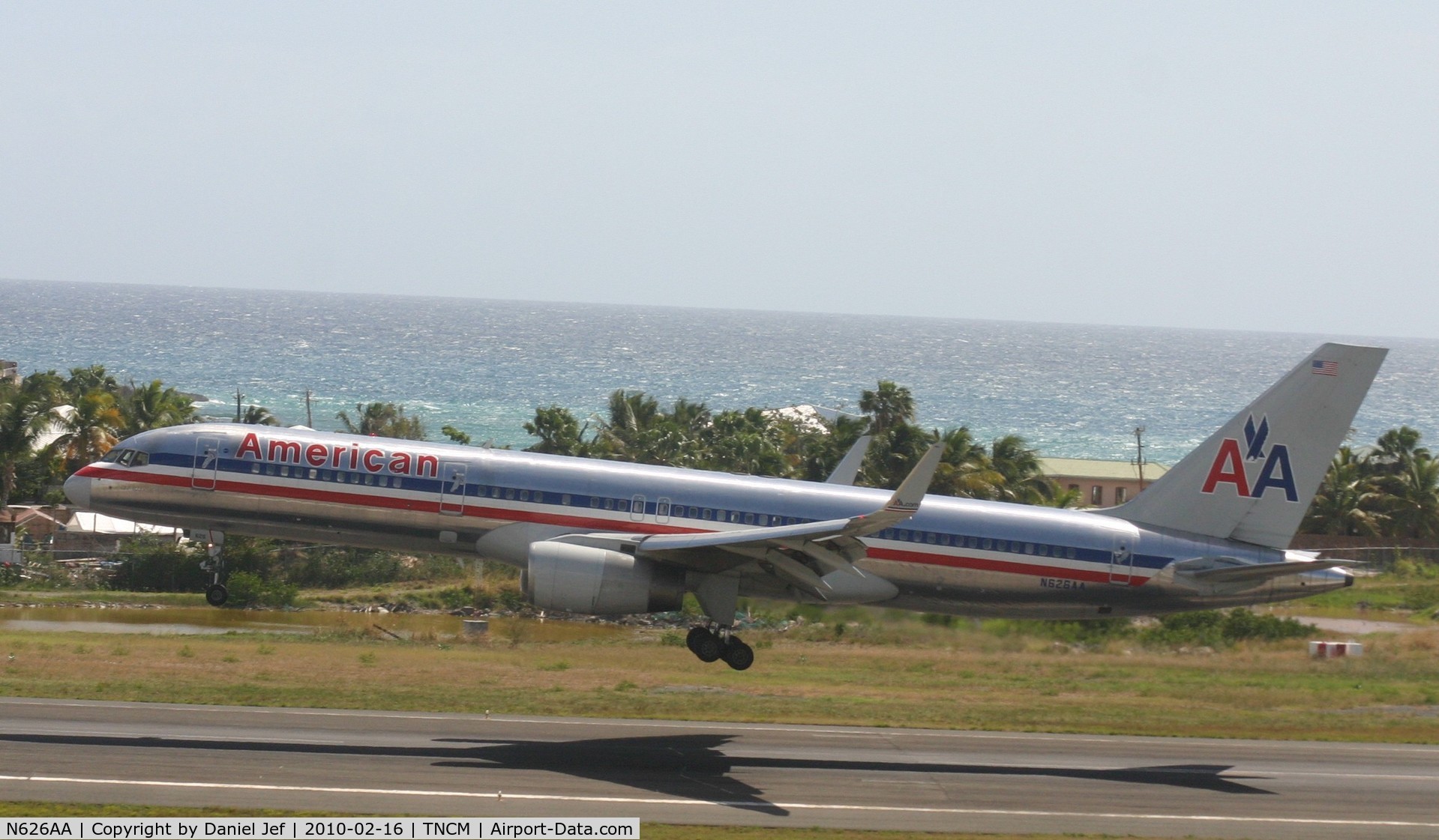 N626AA, 1990 Boeing 757-223 C/N 24584, American N626AA landing at tncm