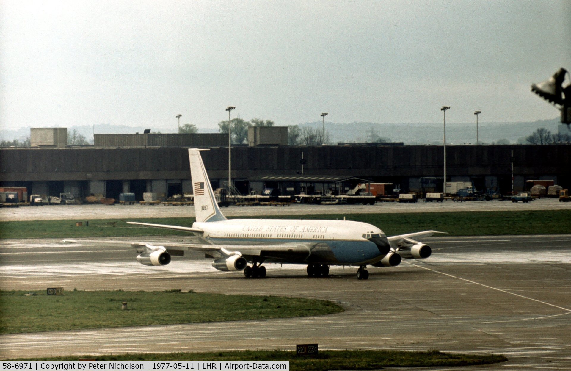 58-6971, 1959 Boeing VC-137B C/N 17926/40, 86th Military Airlift Wing VC-137B taxying to the VIP terminal at Heathrow in May 1977.