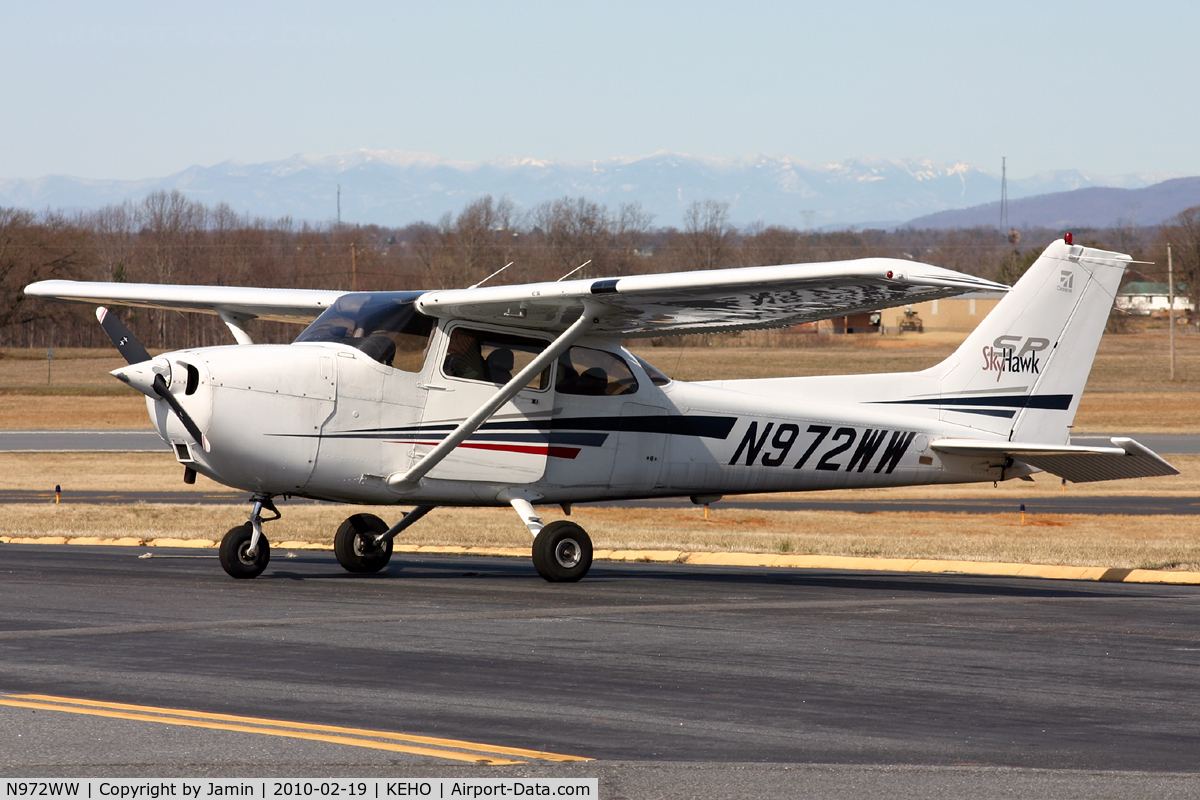 N972WW, 2002 Cessna 172S C/N 172S9072, Although it's a newer plane, the spinner looks miserable.