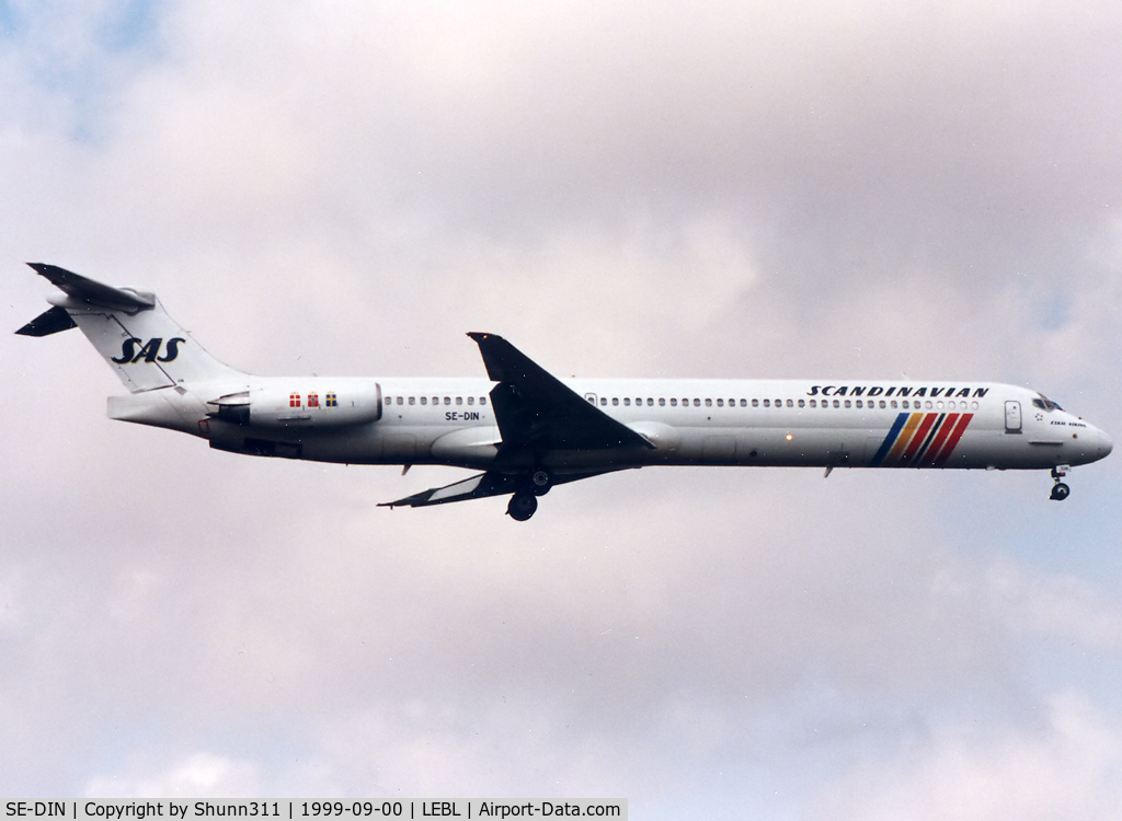 SE-DIN, 1990 McDonnell Douglas MD-82 (DC-9-82) C/N 49999, Landing rwy 07
