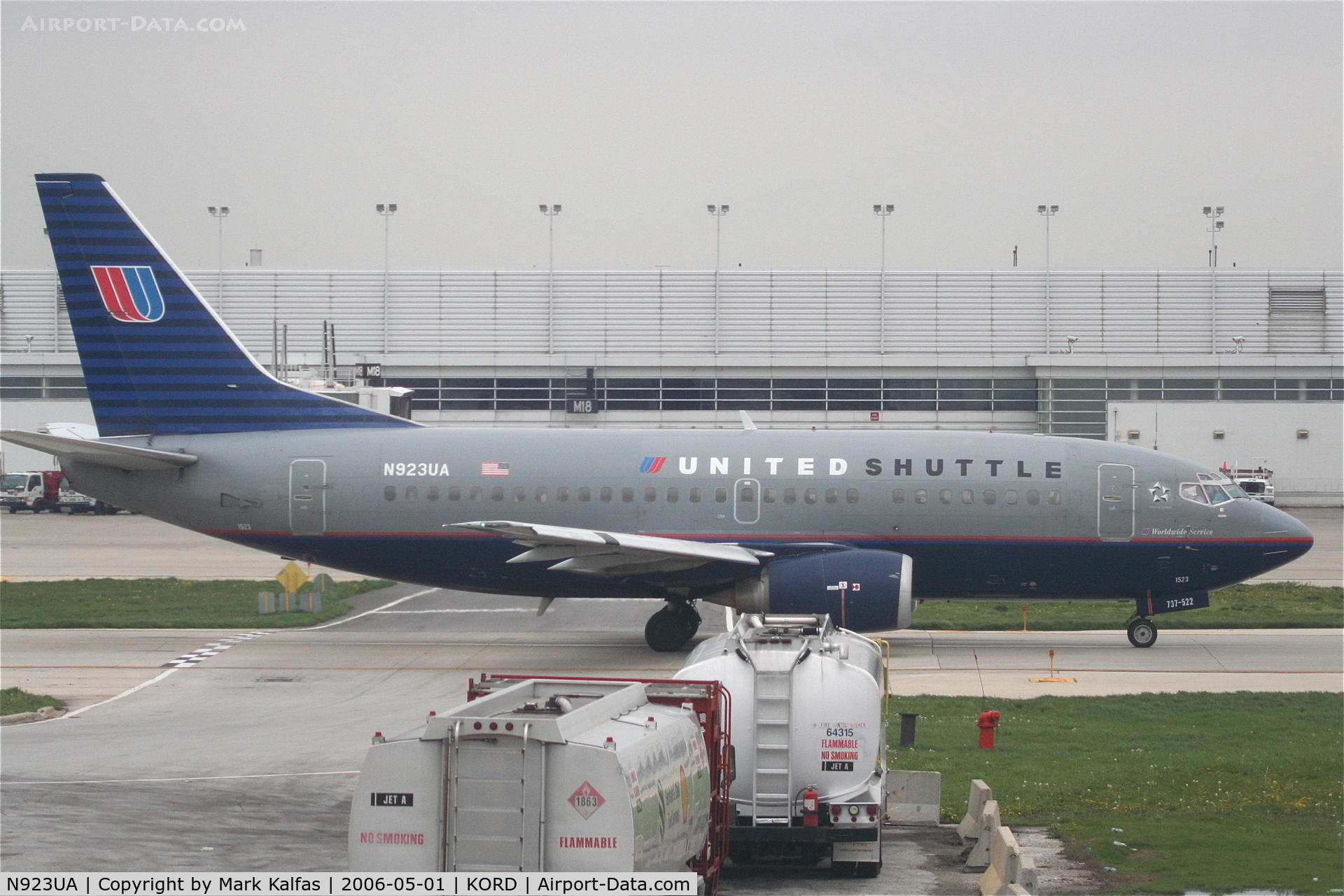N923UA, 1992 Boeing 737-522 C/N 26643, United Airlines Boeing 737-322, N932UA taxing to 22L KORD.