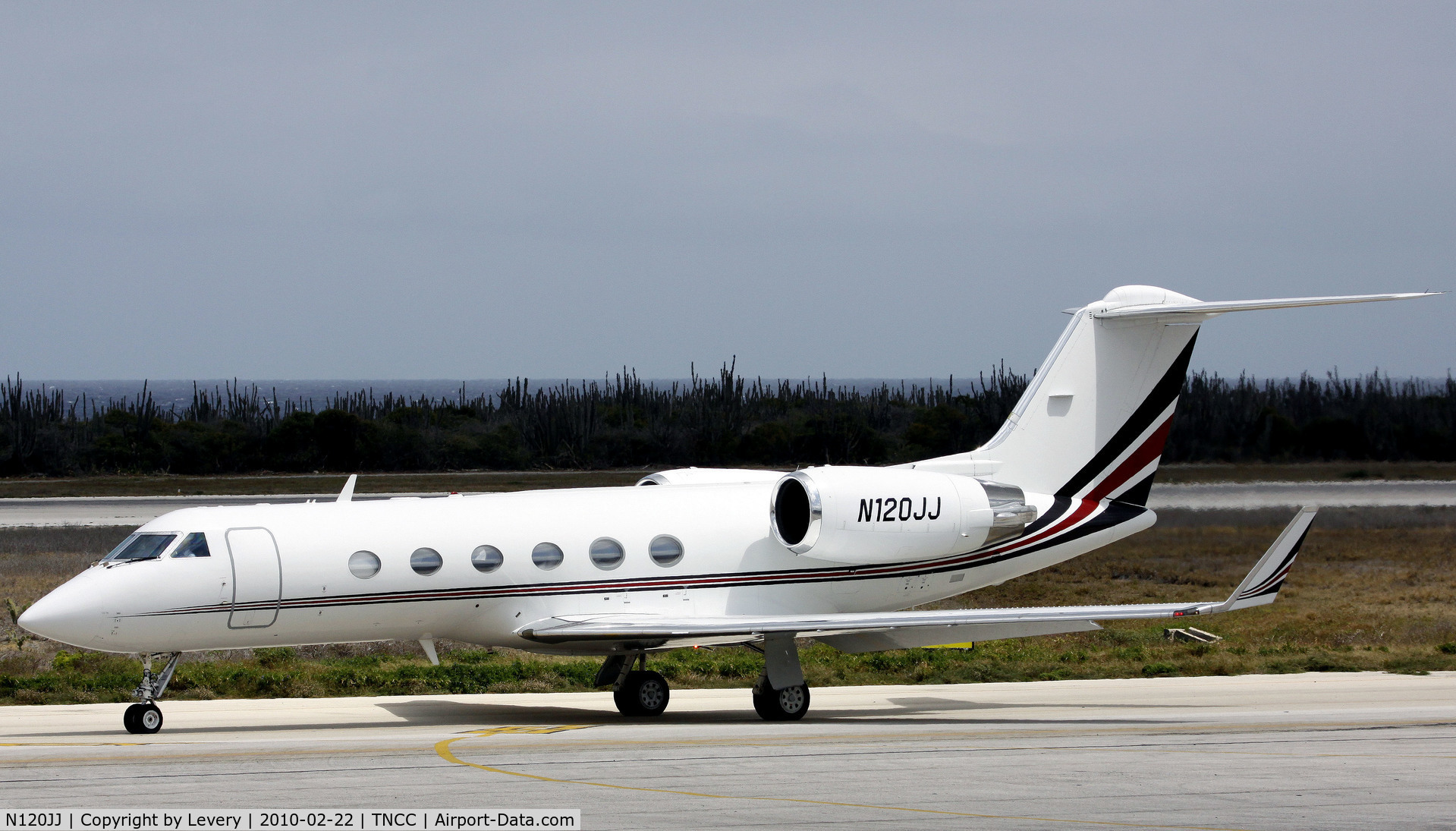 N120JJ, 1995 Gulfstream Aerospace G-IV C/N 1264, Taxing for departure.