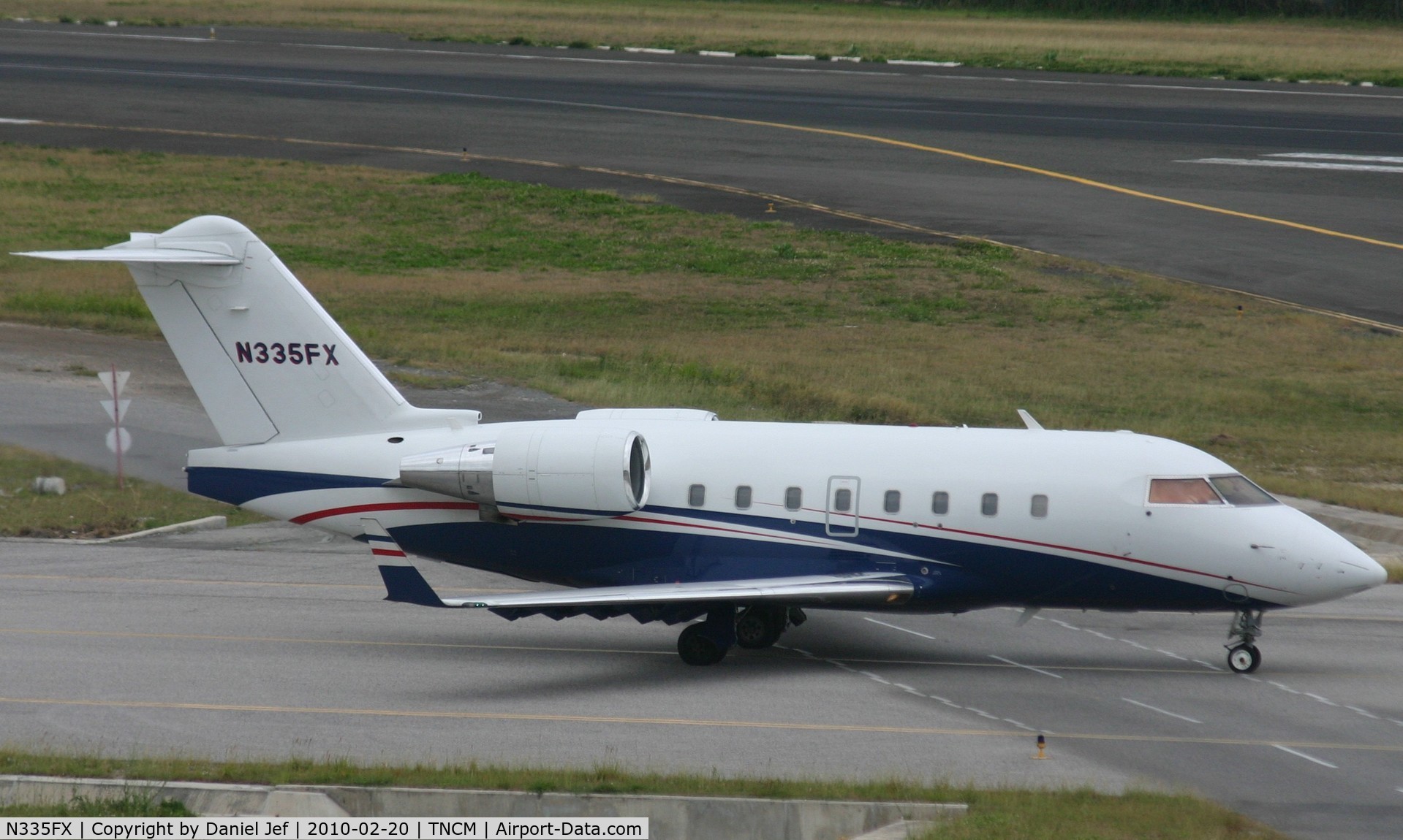 N335FX, 2005 Bombardier Challenger 604 (CL-600-2B16) C/N 5619, N335FX taxing to alpha on the bypass