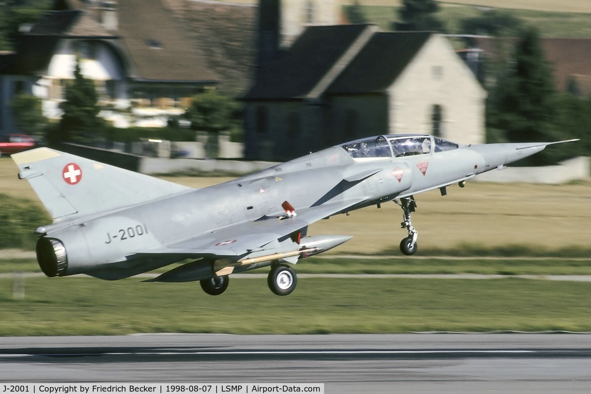 J-2001, Dassault Mirage IIIDS C/N 227F/BS1, about to touchdown