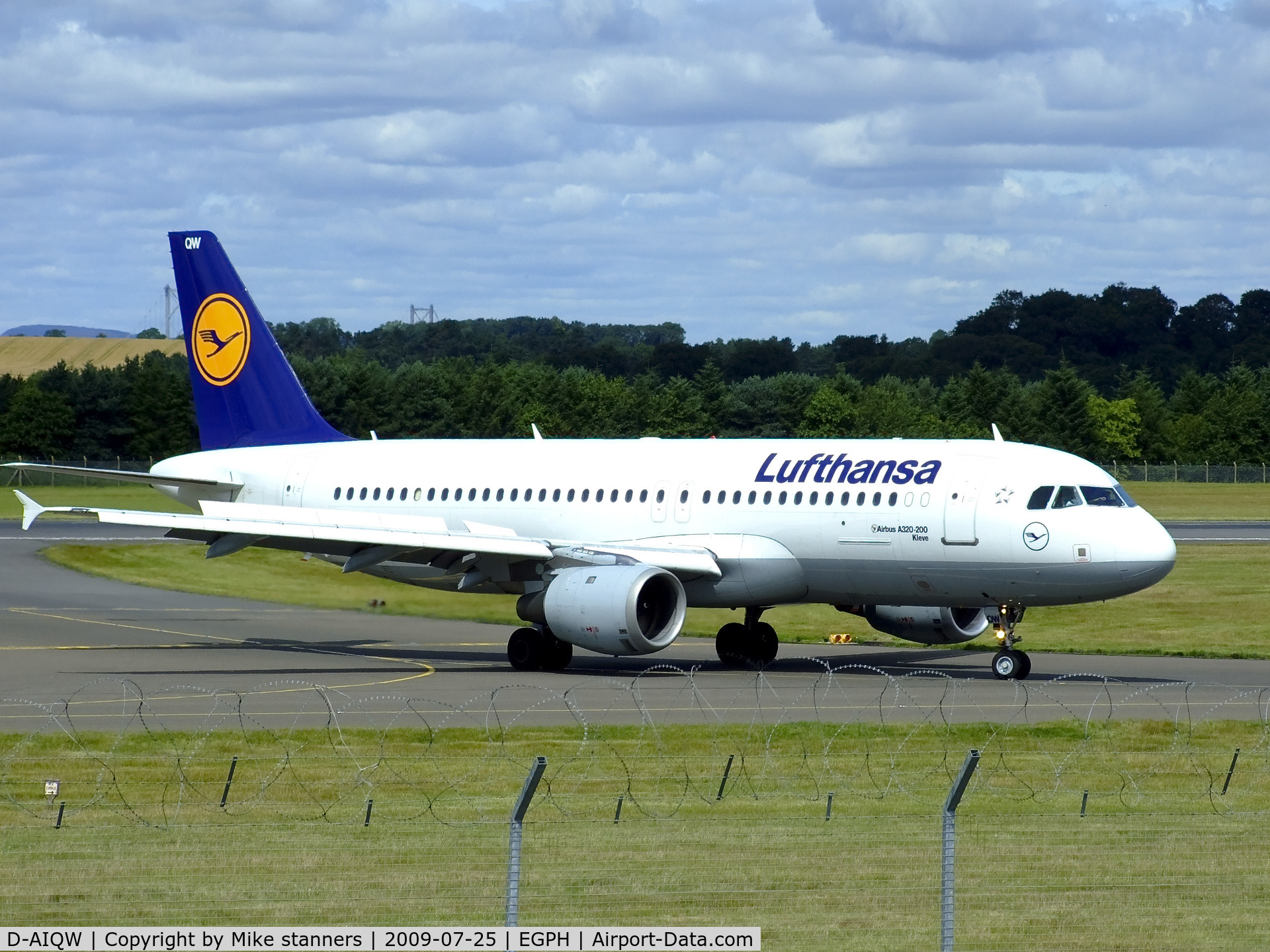 D-AIQW, 2000 Airbus A320-211 C/N 1367, Lufthansa A320 At EDI