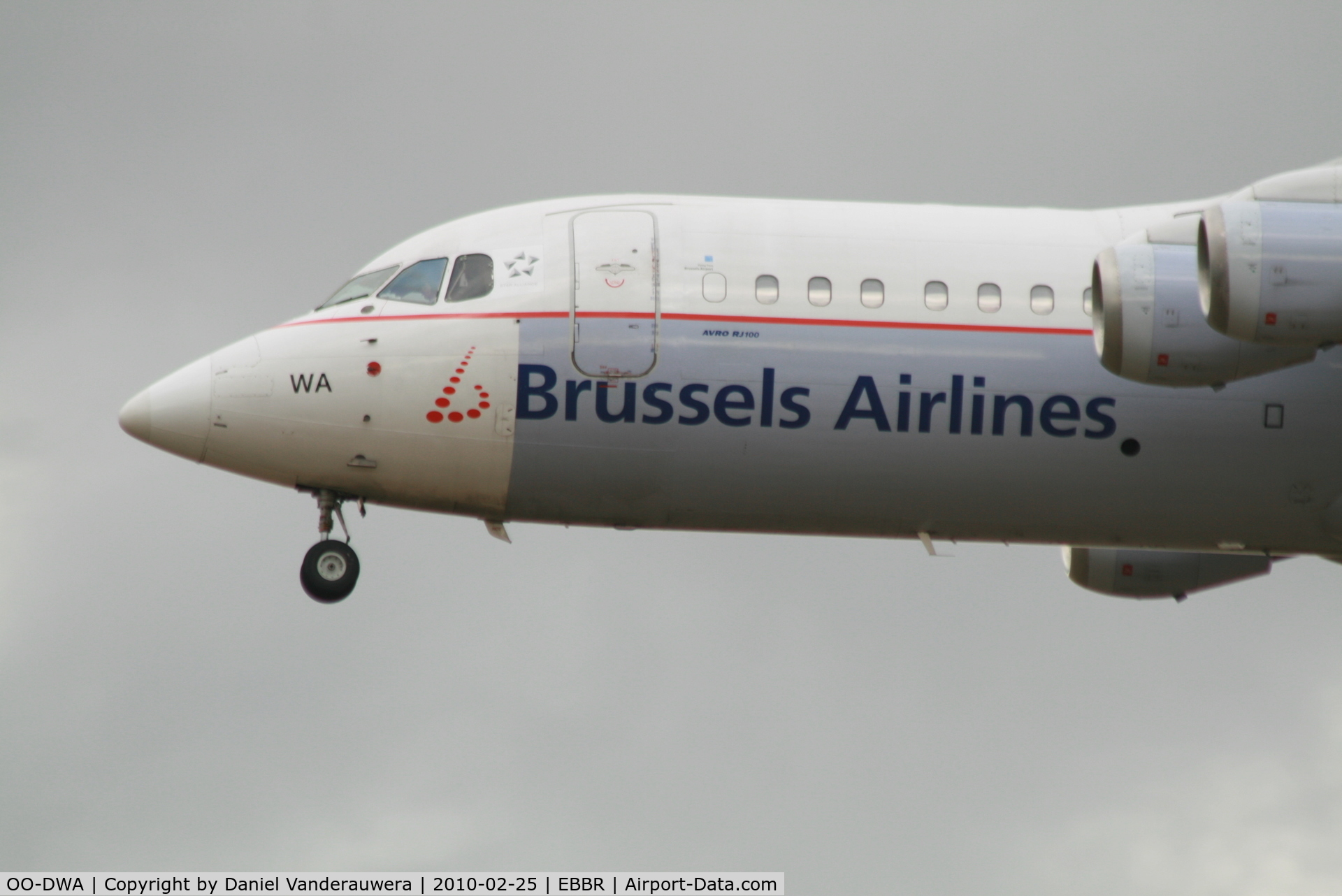 OO-DWA, 1997 British Aerospace Avro 146-RJ100 C/N E3308, Arrival of flight SN2714 to RWY 25L - now with Star Alliance