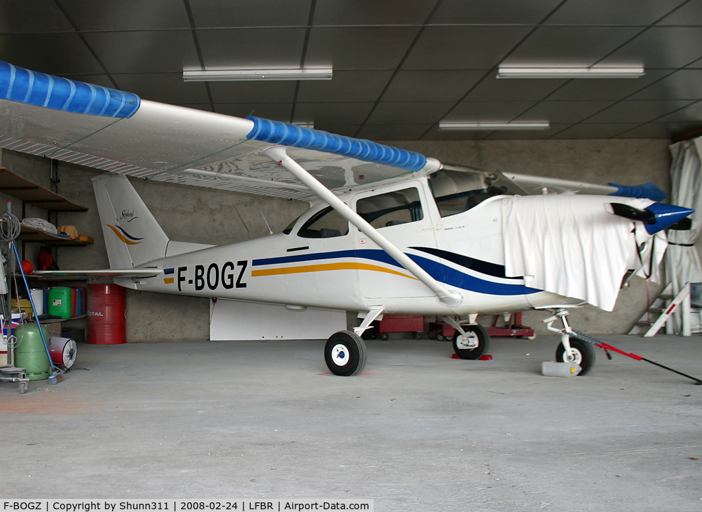 F-BOGZ, Reims F172H Skyhawk C/N 0333, Parked inside his hangar...