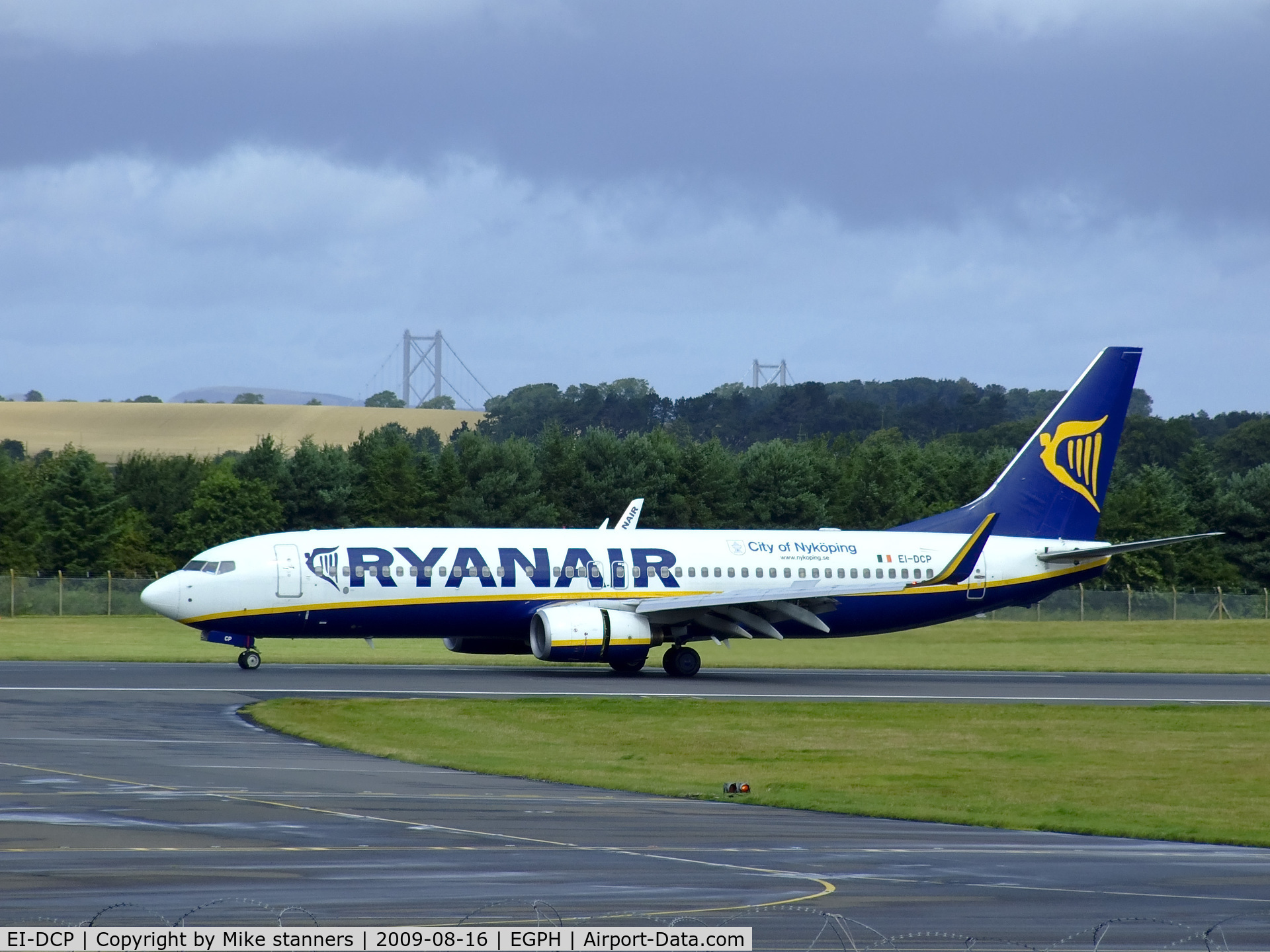 EI-DCP, 2004 Boeing 737-8AS C/N 33810, Ryanair B737 Arrives on runway 24 at EDI