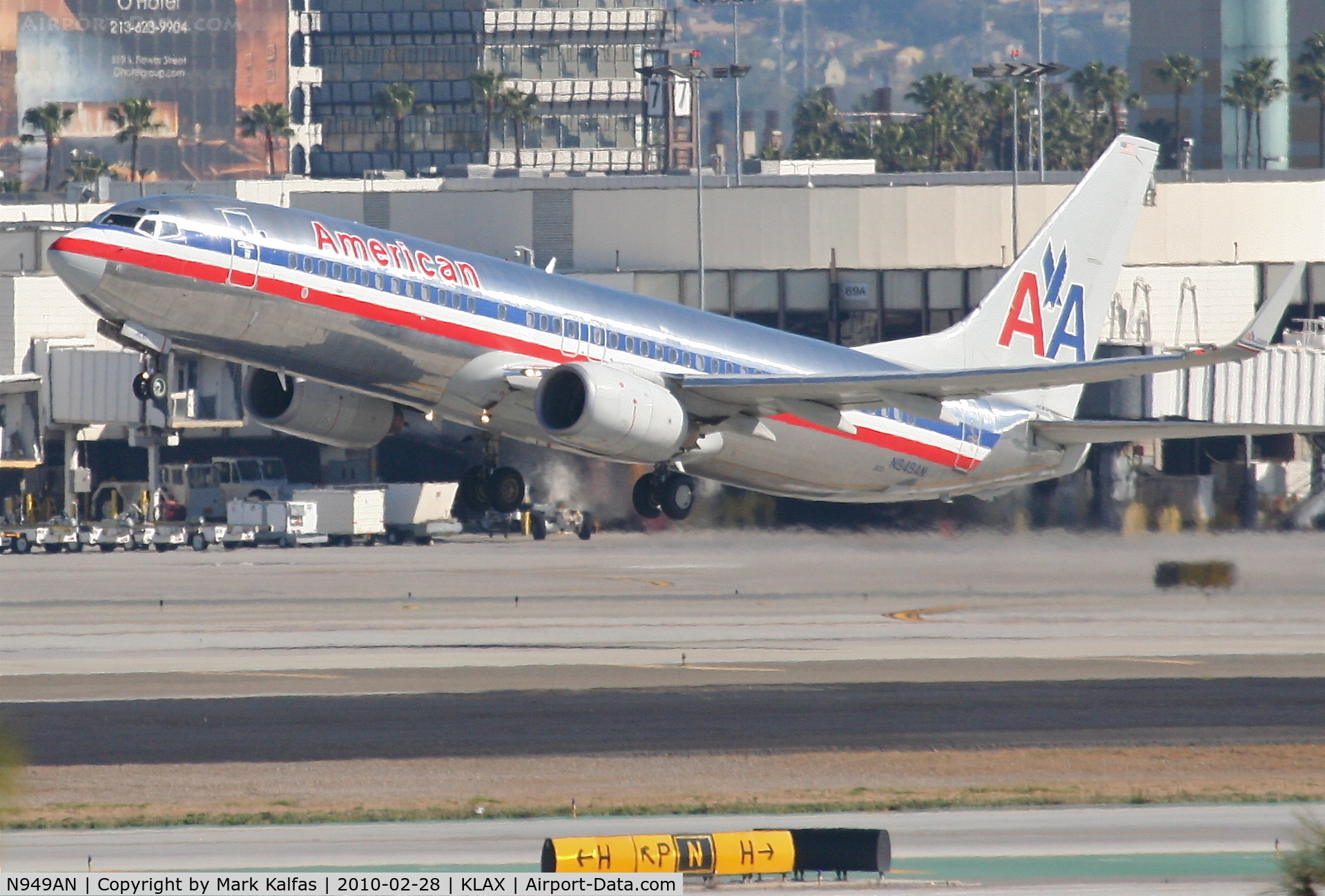N949AN, 2000 Boeing 737-823 C/N 29537, American Airlines Boeing 737-823, AAL1974 25R departure for KBNA.