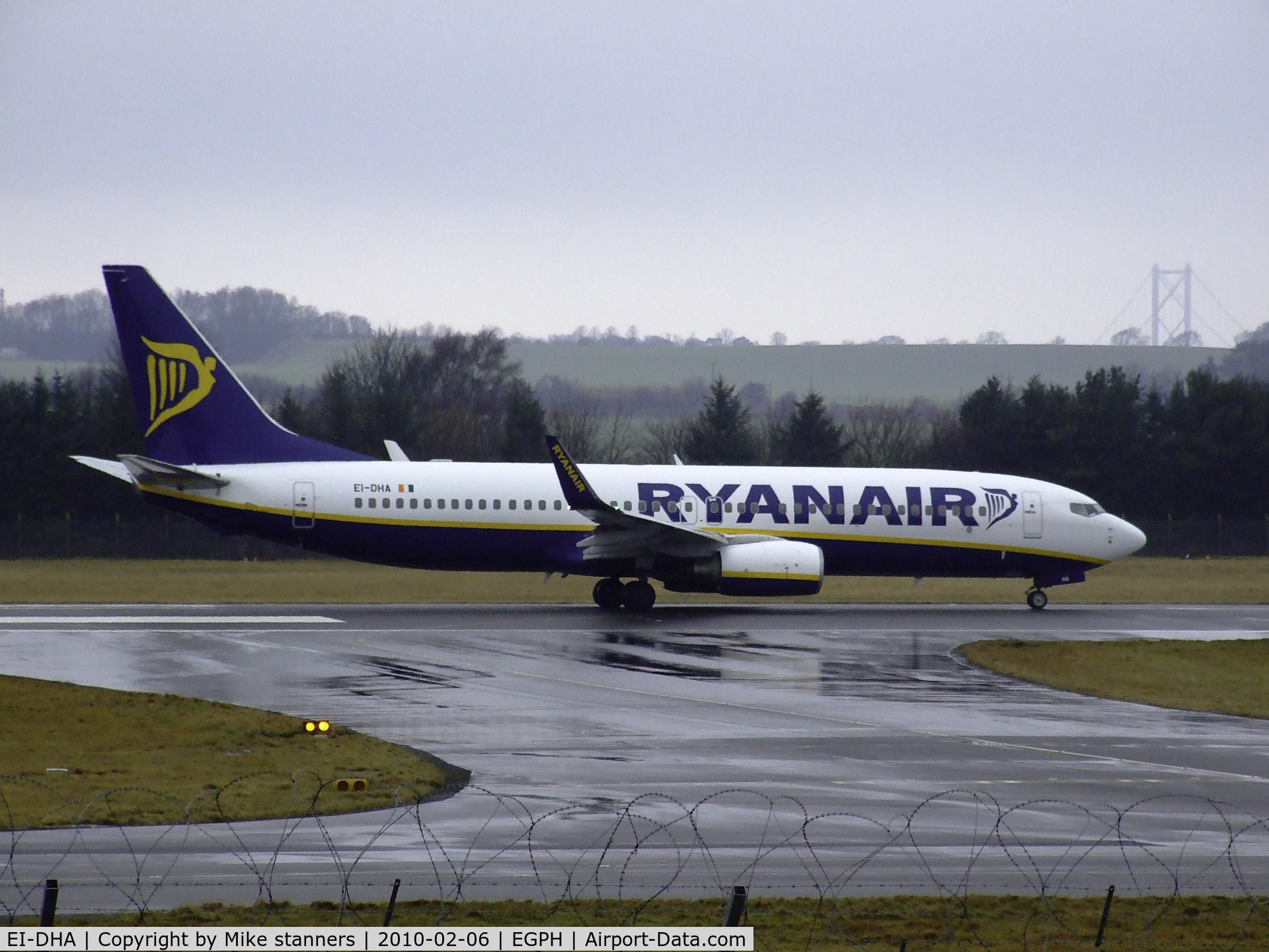 EI-DHA, 2005 Boeing 737-8AS C/N 33571, Ryanair Boeing 737 lines halfway up runway 06 for a quick departure