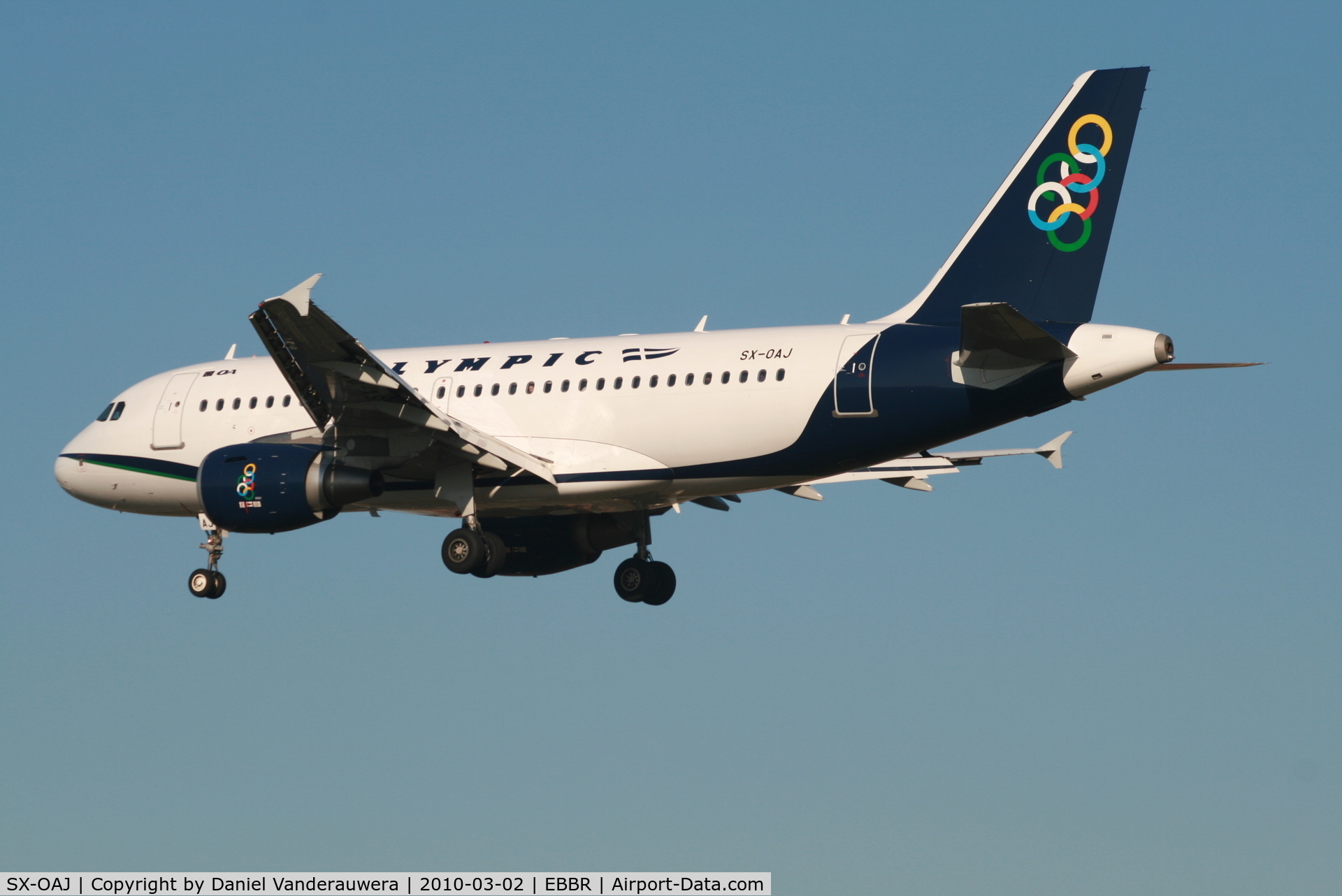SX-OAJ, 2009 Airbus A319-112 C/N 3905, Flight OA145 is descending to RWY 25L