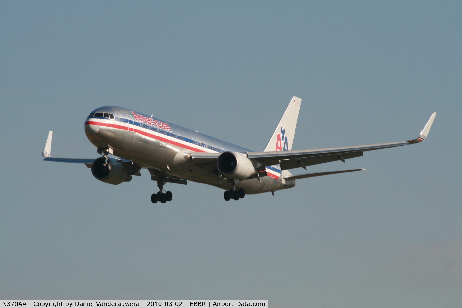 N370AA, 1992 Boeing 767-323 C/N 25197, Arrival of flight AA108 to RWY 25L - now with winglets