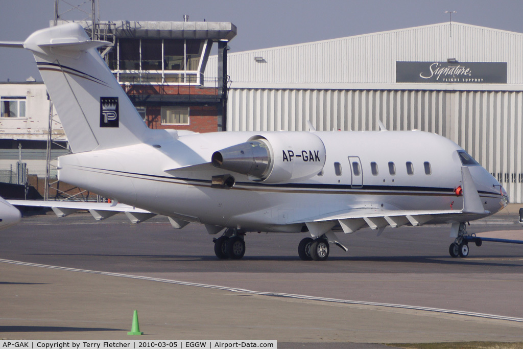 AP-GAK, 1999 Bombardier Challenger 604 (CL-600-2B16) C/N 5438, Pakistan registered CL604 gets towed to parking at Luton