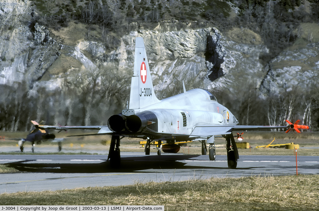 J-3004, 1979 Northrop F-5E Tiger II C/N L.1004, Taxiing to the runway at Turtmann
