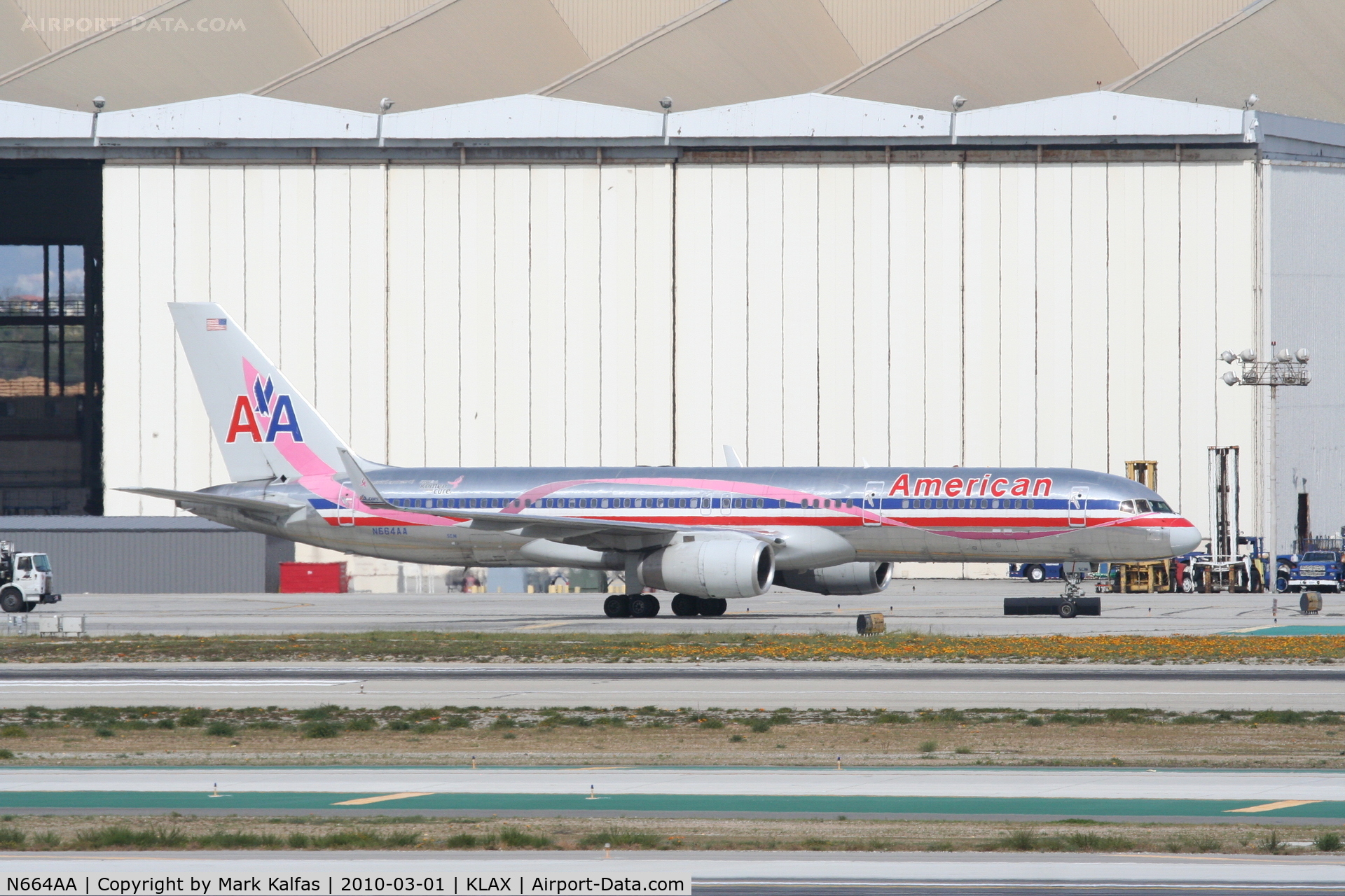N664AA, 1992 Boeing 757-223 C/N 25298, American Airlines Boeing 757-223. N664AA, AAL581 arriving from KSTL waiting for it's gate at the AA maintenance hanger.