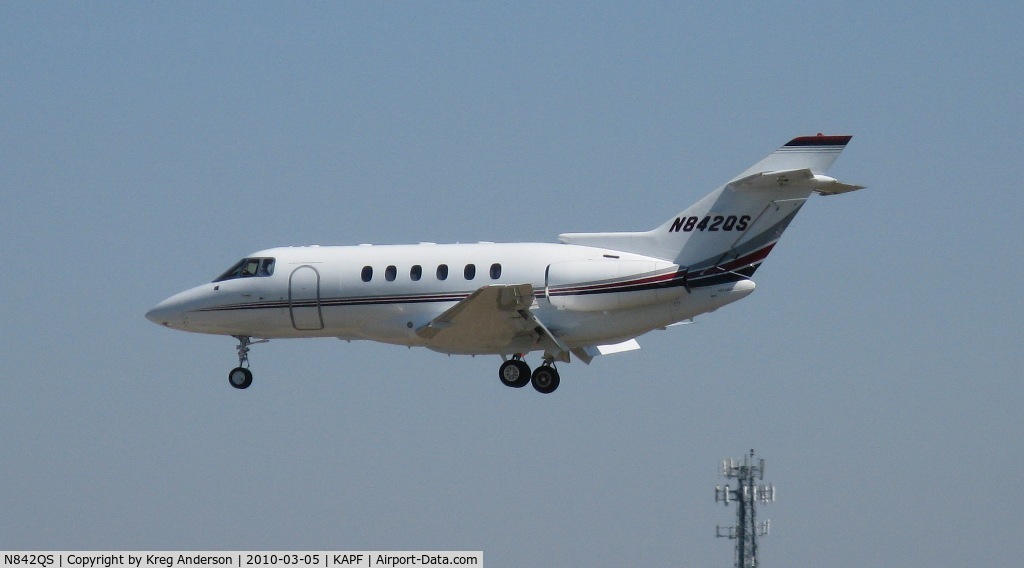 N842QS, 2001 Raytheon Hawker 800XP C/N 258542, Arriving on runway 32