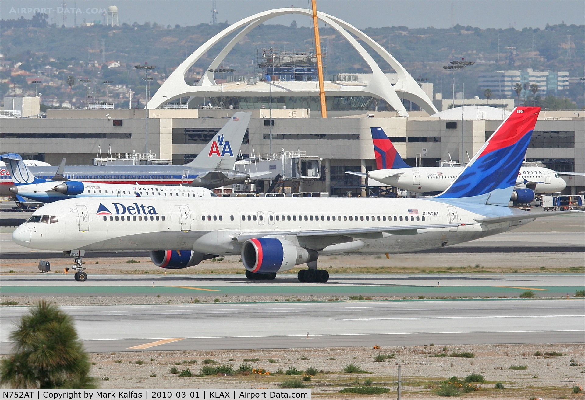 N752AT, 1984 Boeing 757-212 C/N 23128, Delta Airlines Boeing 757-232, N752AT, DAL1735 arriving from KSLC, taxiway hotel KLAX.