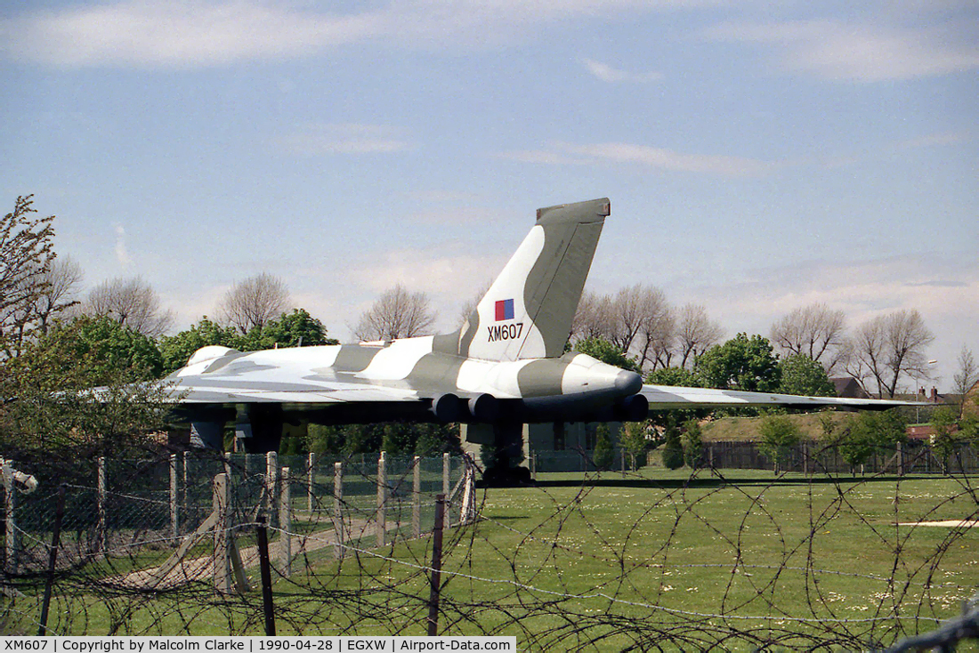 XM607, 1963 Avro Vulcan B.2 C/N Set 71, Avro 698 Vulcan B2 at RAF Waddington in 1990. The most famous of all Vulcan bombers built, bombed Port Stanley Airport during the Falklands campaign during a 'Black Buck' operation.
