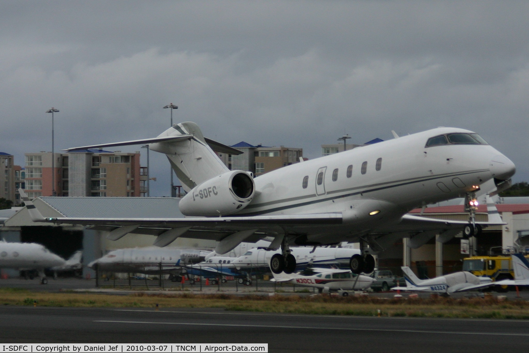 I-SDFC, 2004 Bombardier Challenger 300 (BD-100-1A10) C/N 20013, I-SDFC departing TNCM