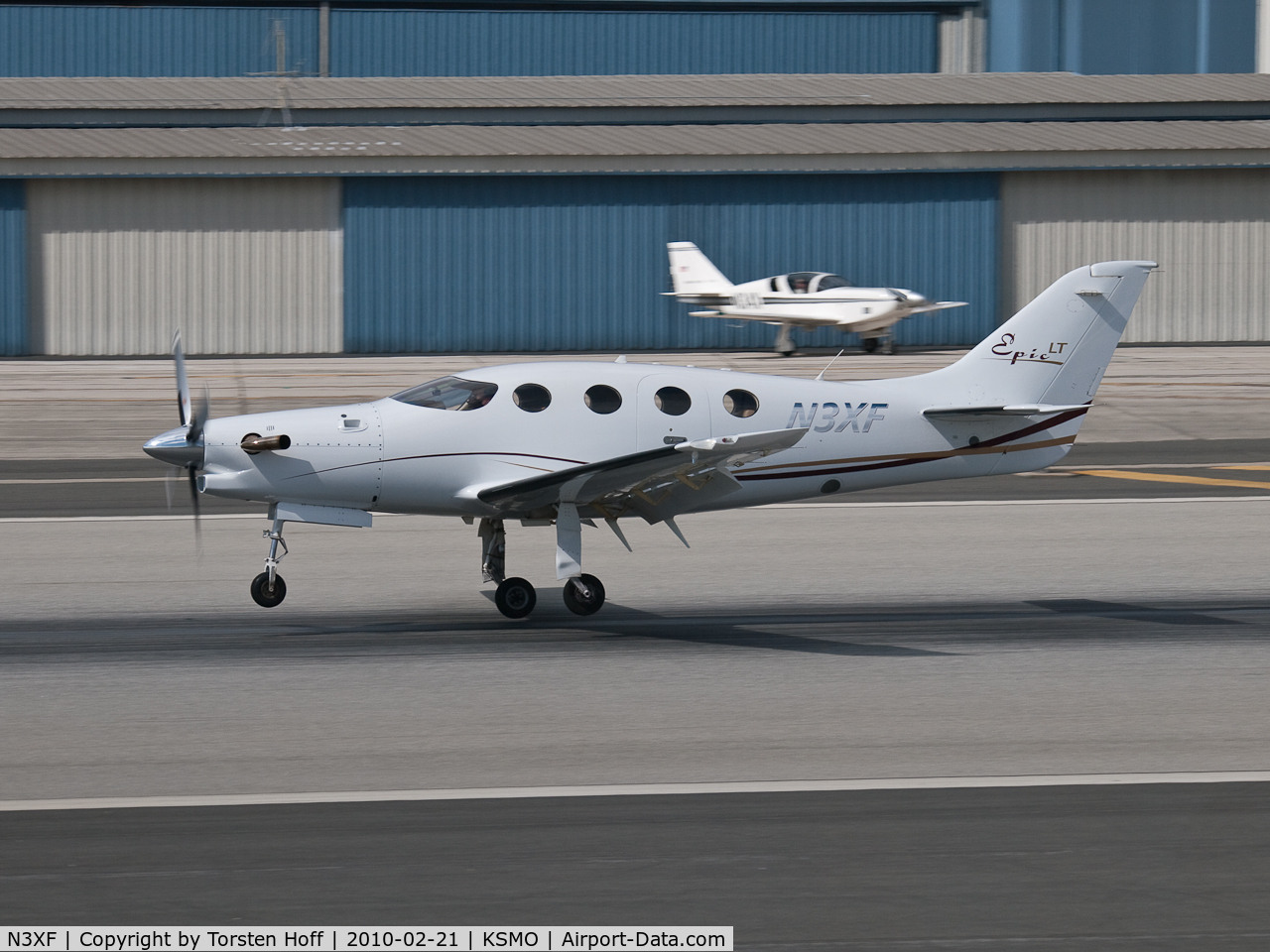 N3XF, 2006 AIR Epic LT C/N 004, N3XF arriving on RWY 21