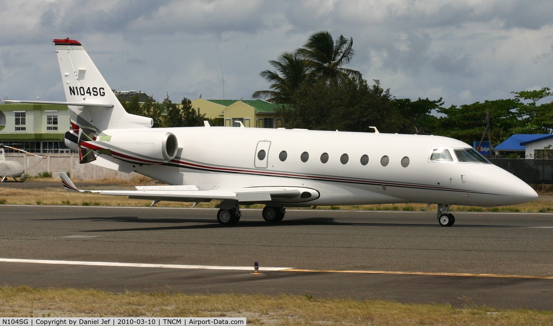 N104SG, Israel Aerospace Industries Gulfstream 200 C/N 212, Making use of there stopping power after landing at TNCM