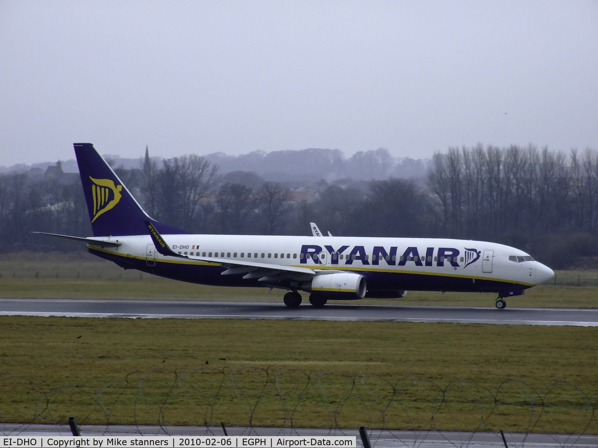 EI-DHO, 2005 Boeing 737-8AS C/N 33578, Ryanair Boeing 737-8AS thunders down runway 06 At EDI