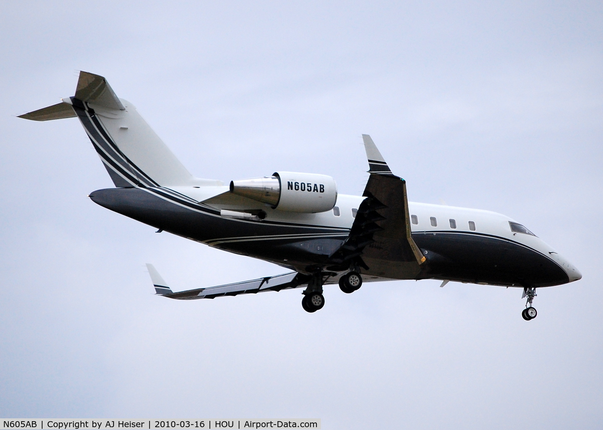N605AB, 2009 Bombardier Challenger 605 (CL-600-2B16) C/N 5792, Over the numbers rwy 12R