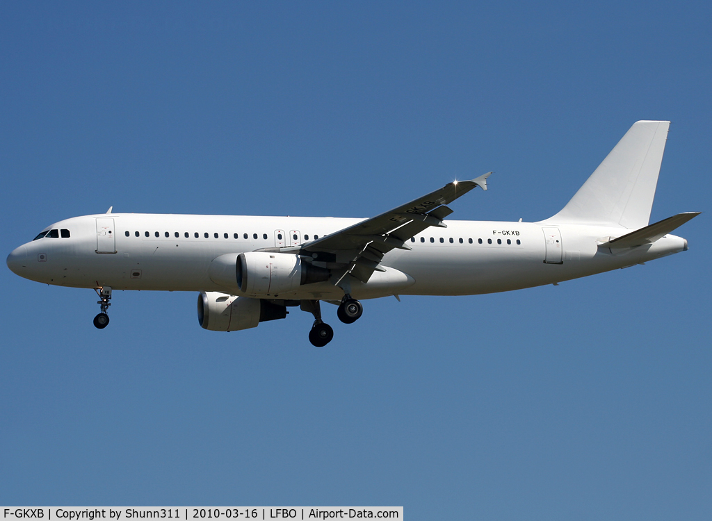 F-GKXB, 1991 Airbus A320-212 C/N 0235, Landing rwy 32L in all white c/s...