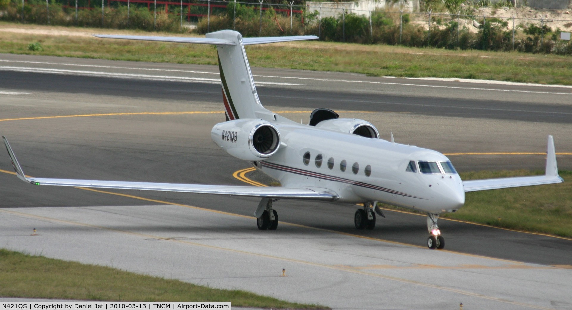 N421QS, 2008 Gulfstream Aerospace GIV-X (G450) C/N 4114, N421QS taxing via bravo to Alpha