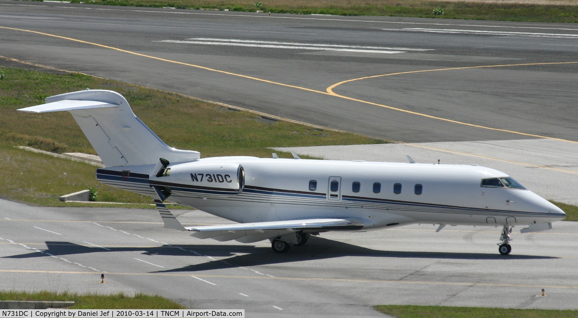 N731DC, 2005 Bombardier Challenger 300 (BD-100-1A10) C/N 20073, N731DC taxing to the holding Alpha with ther ears open