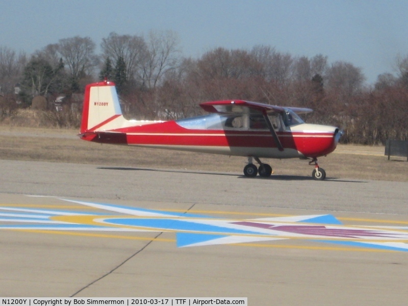 N1200Y, 1962 Cessna 150B C/N 15059600, On the ramp at Monroe, Michigan