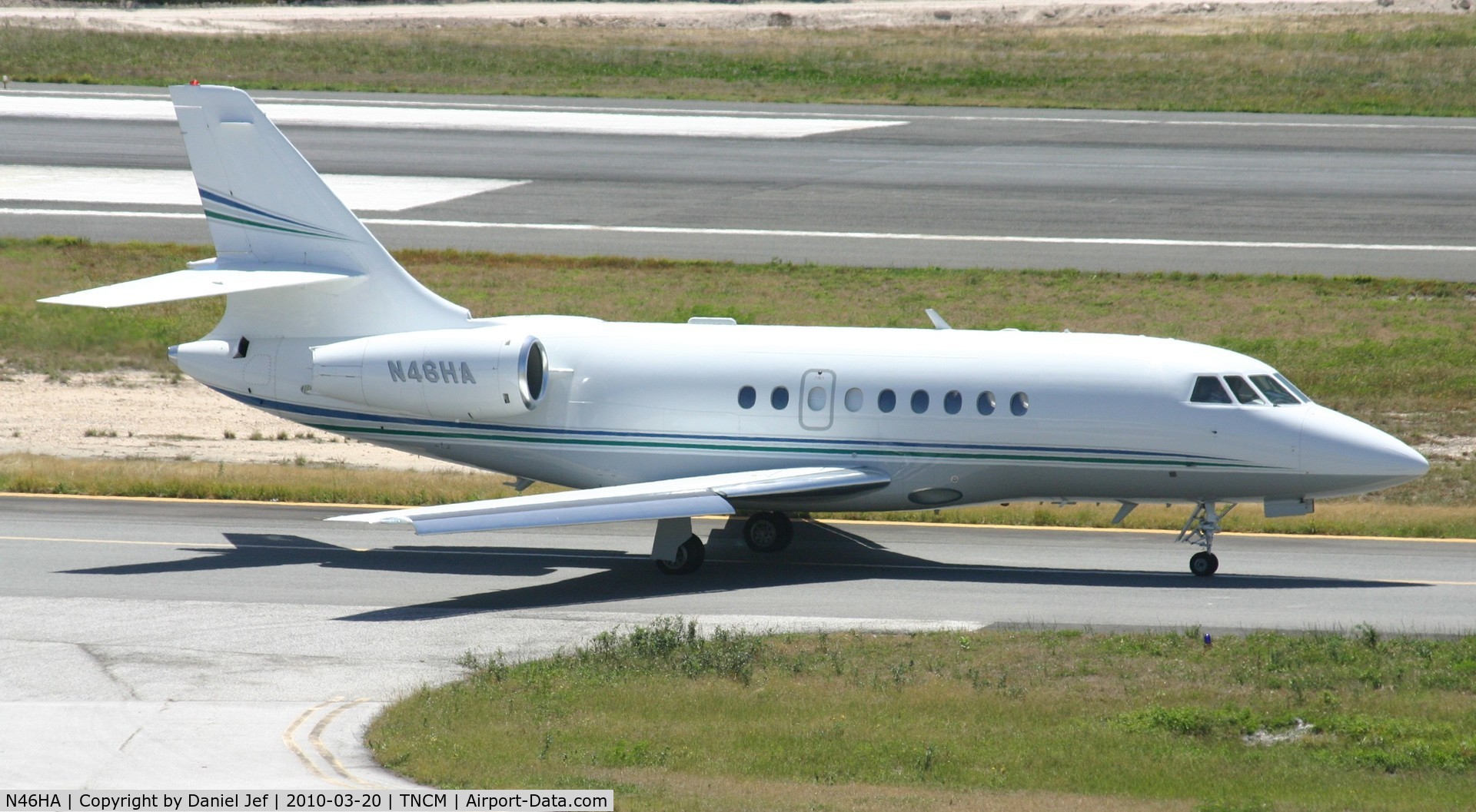 N46HA, 1999 Dassault Falcon 2000 C/N 91, N46HA taxing to Alpha