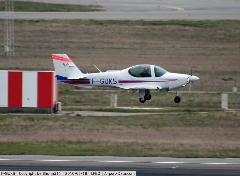 F-GUKS, Grob G-120A-F C/N 85052, Landing rwy 14R