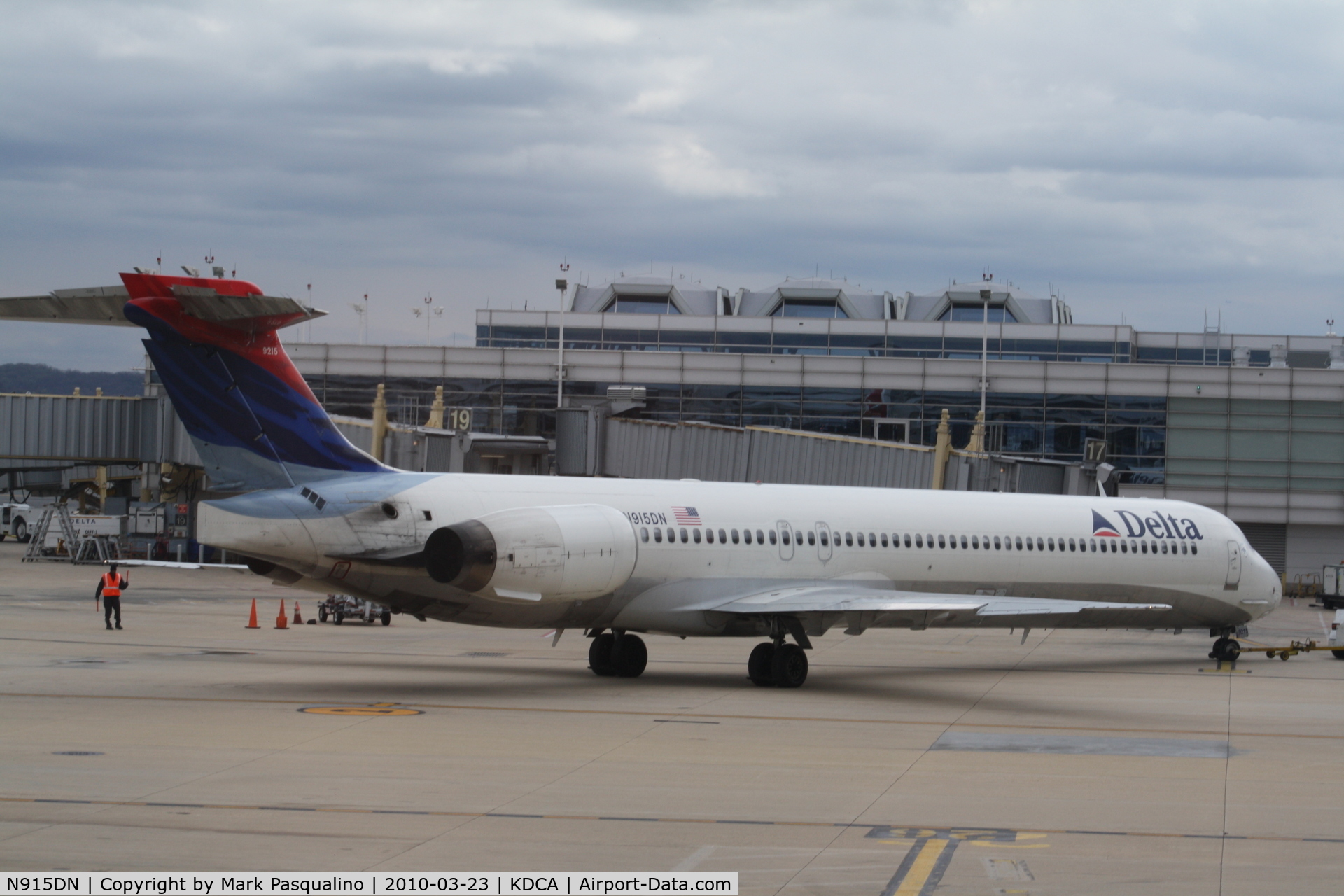 N915DN, 1996 McDonnell Douglas MD-90-30 C/N 53395, MD-90-30