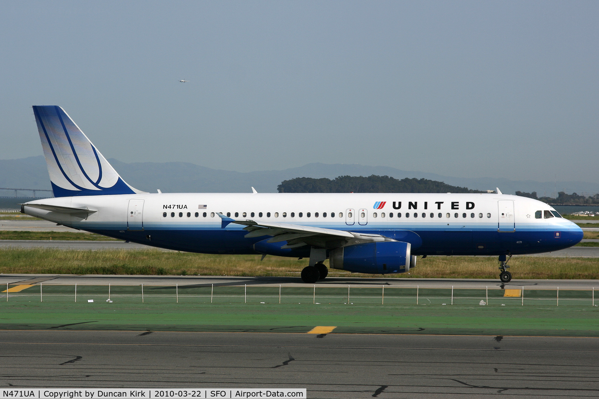 N471UA, 2001 Airbus A320-232 C/N 1432, Another UA Bus departure
