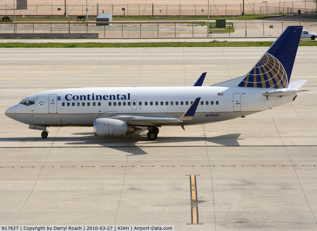 N17627, 1995 Boeing 737-524 C/N 27531, B735 with winglets taxis in.