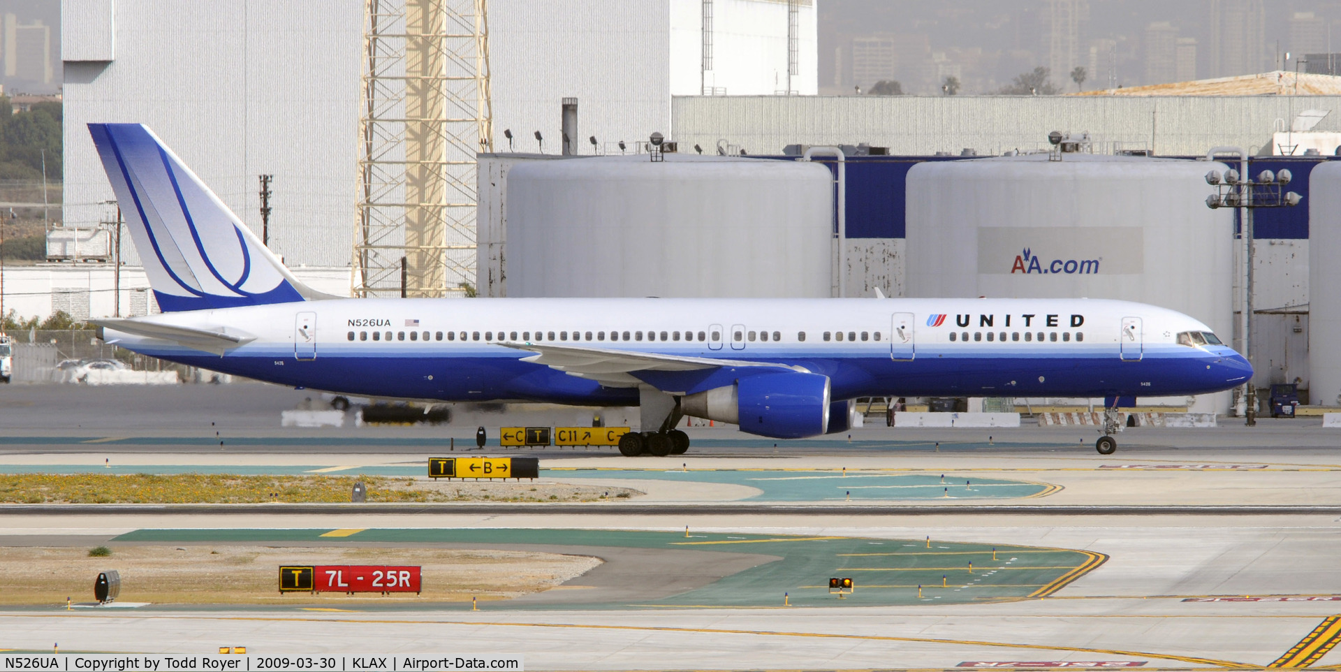 N526UA, 1991 Boeing 757-222 C/N 24994, Taxi at LAX