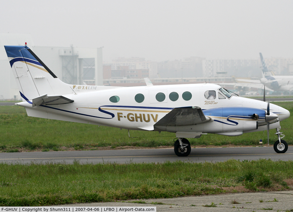 F-GHUV, 1978 Beech E90 King Air C/N LW-278, Taxiing to the General Aviation area...