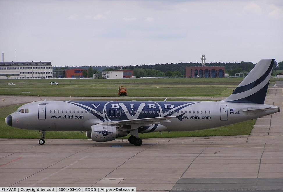 PH-VAE, 1996 Airbus A320-212 C/N 579, taxiing in to the platform