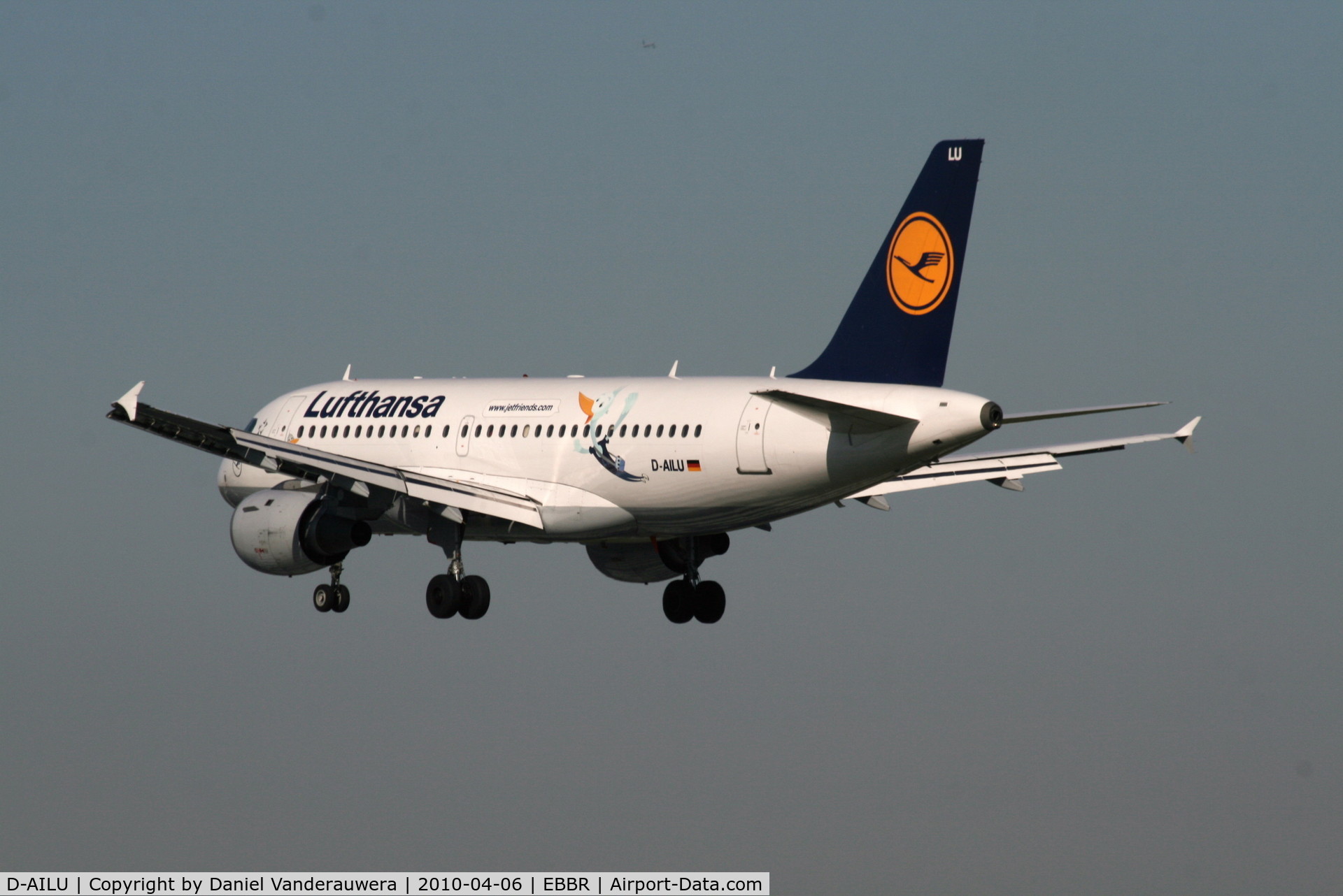 D-AILU, 1997 Airbus A319-114 C/N 744, Several seconds before landing on RWY 25L