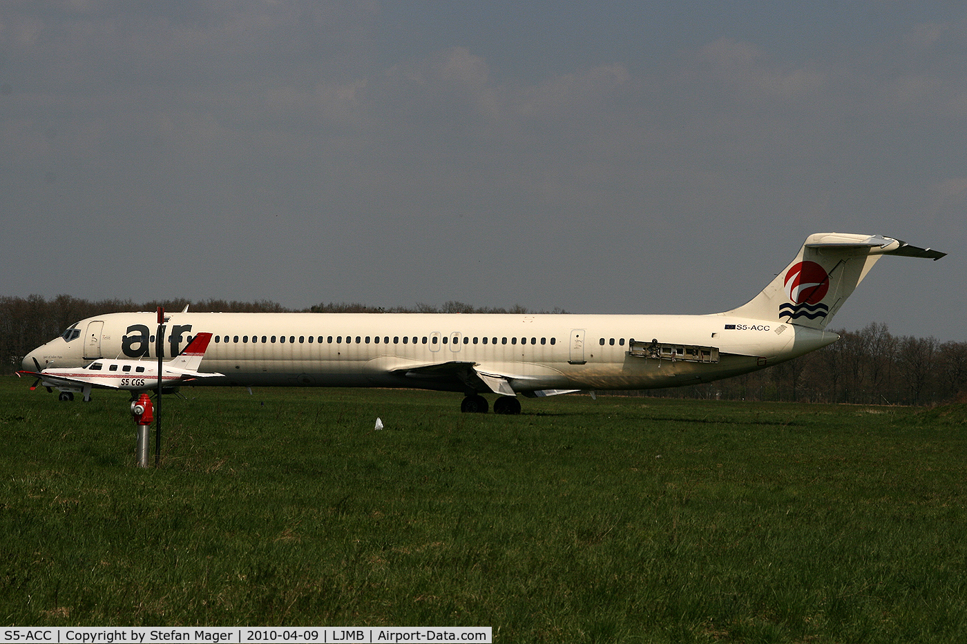 S5-ACC, 1982 McDonnell Douglas MD-82 (DC-9-82) C/N 48095, by by MD-80
