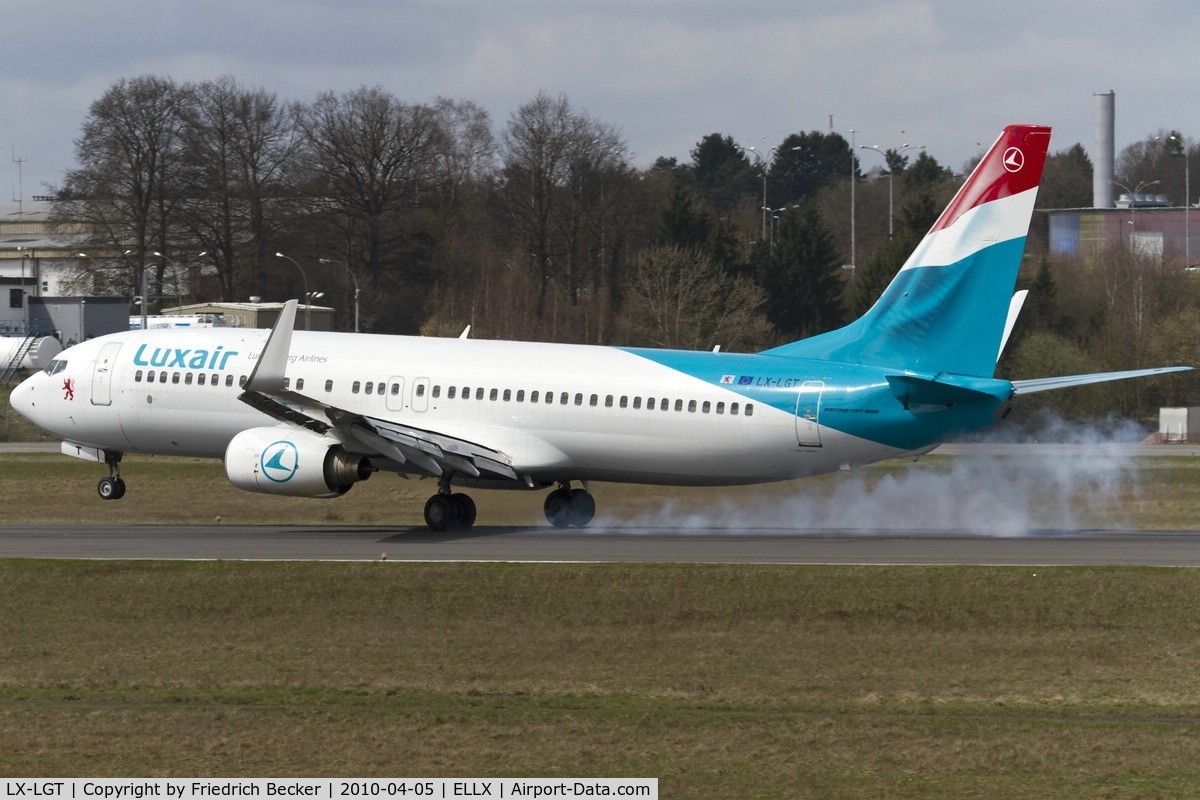 LX-LGT, 2000 Boeing 737-8K5 C/N 28228, touchdown