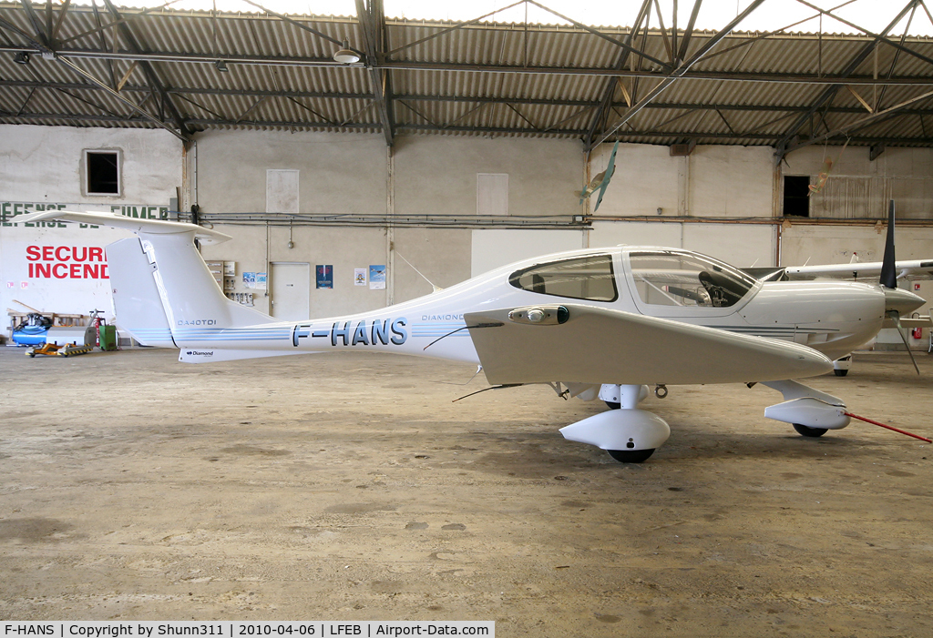 F-HANS, 2006 Diamond DA-40D Diamond Star C/N D4.170, Inside Airclub's hangar...