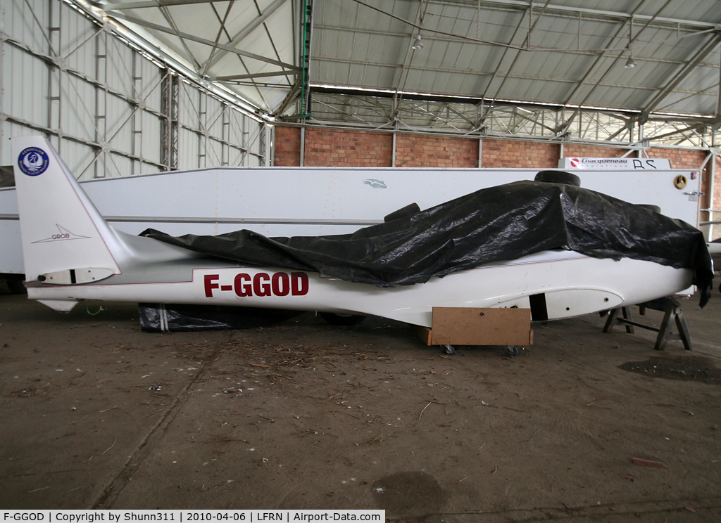 F-GGOD, Grob G-115 C/N 8036, Dismantled inside Airclub's hangar...