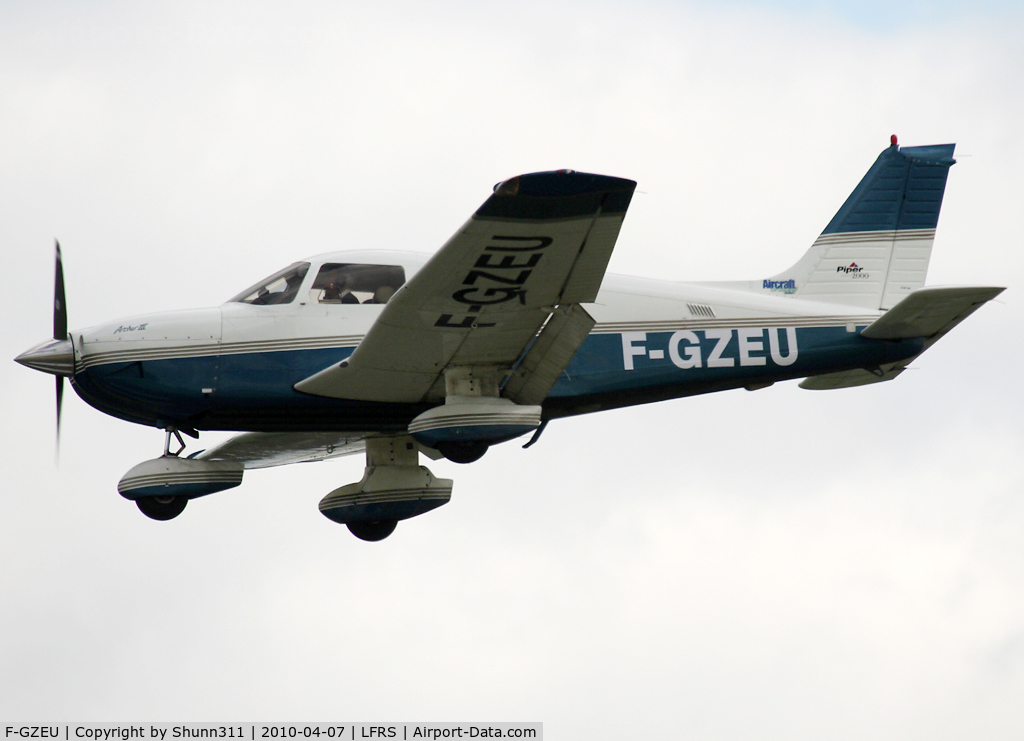 F-GZEU, 2000 Piper PA-28-181 Archer III C/N 28-43328, On landing...