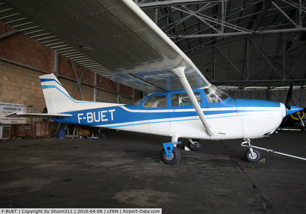 F-BUET, Reims F172M Skyhawk Skyhawk C/N 1028, Hangared...