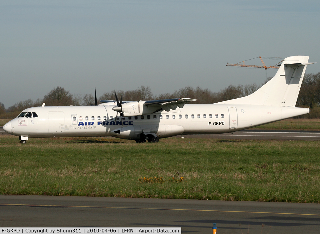 F-GKPD, 1990 ATR 72-202 C/N 177, Taxiing to the terminal...