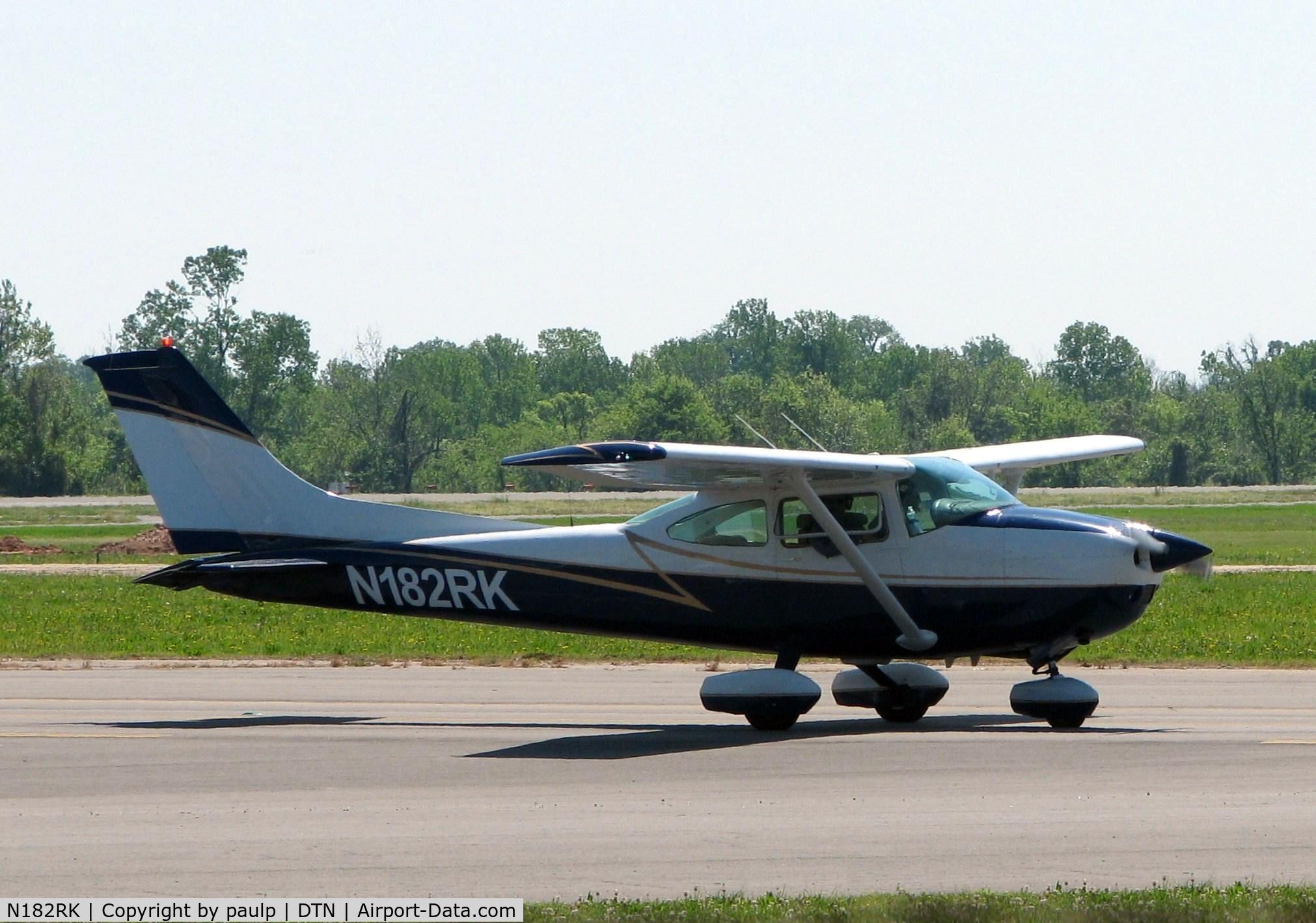 N182RK, 1977 Cessna 182Q Skylane C/N 18265637, Taxiing to the active at Downtown Shreveport.
